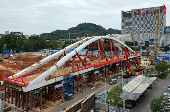 千斤頂助力橋梁轉(zhuǎn)移