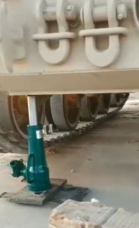 《極限特工2》:重型千斤頂瞬間頂起軍方坦克