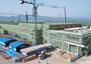 七臺(tái)河西站用12臺(tái)螺旋千斤頂將150噸鋼結(jié)構(gòu)網(wǎng)架升到頂格