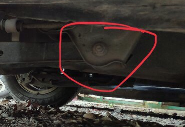 任何汽車的邊梁都不能用螺旋千斤頂頂升